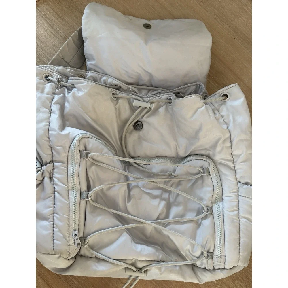 Blogilates Ultimate Athletic Trainer Backpack -cream